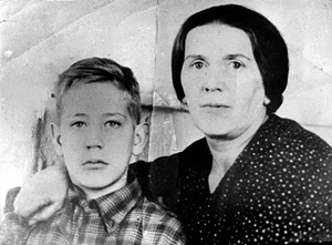 С мамой Ольгой Петровной Крапивиной, 1950 год