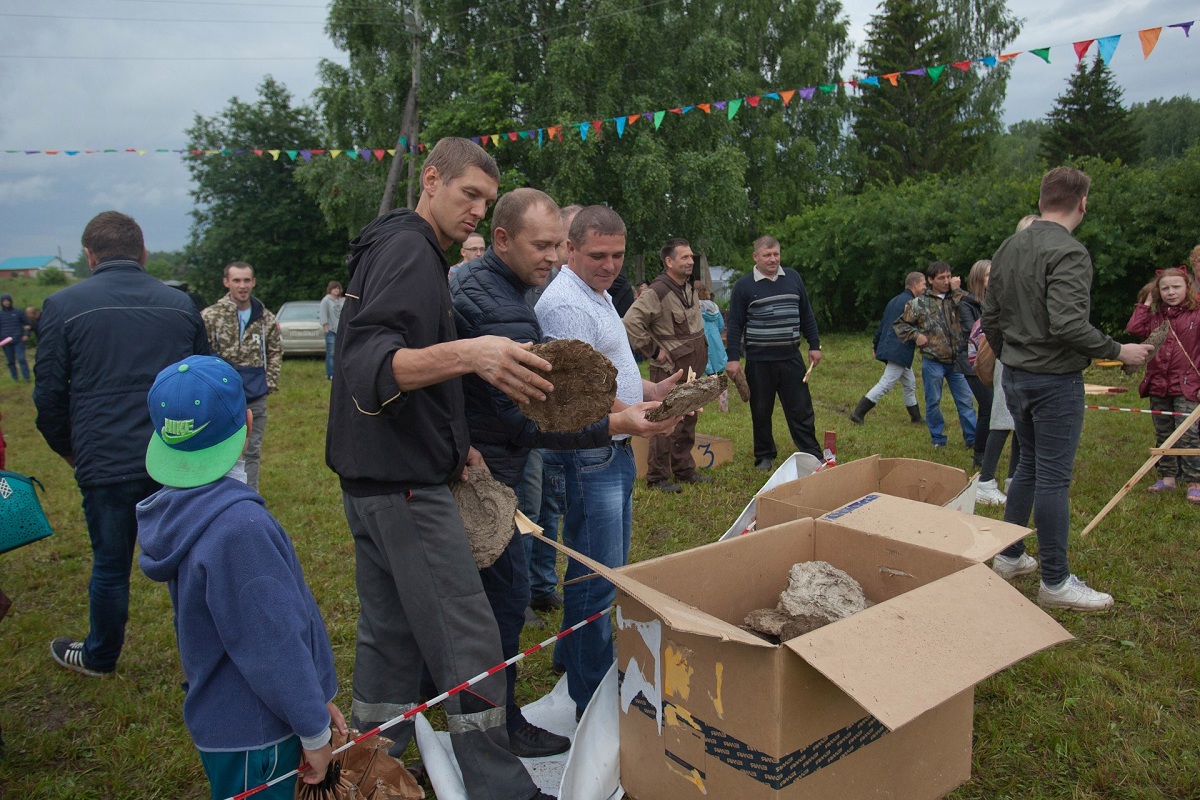 Дом из коровьих лепешек где строят