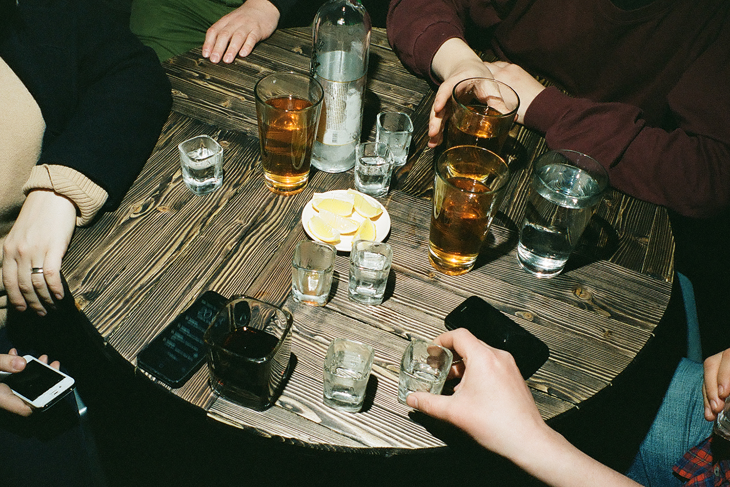 Фото алкоголя на столе дома в компании