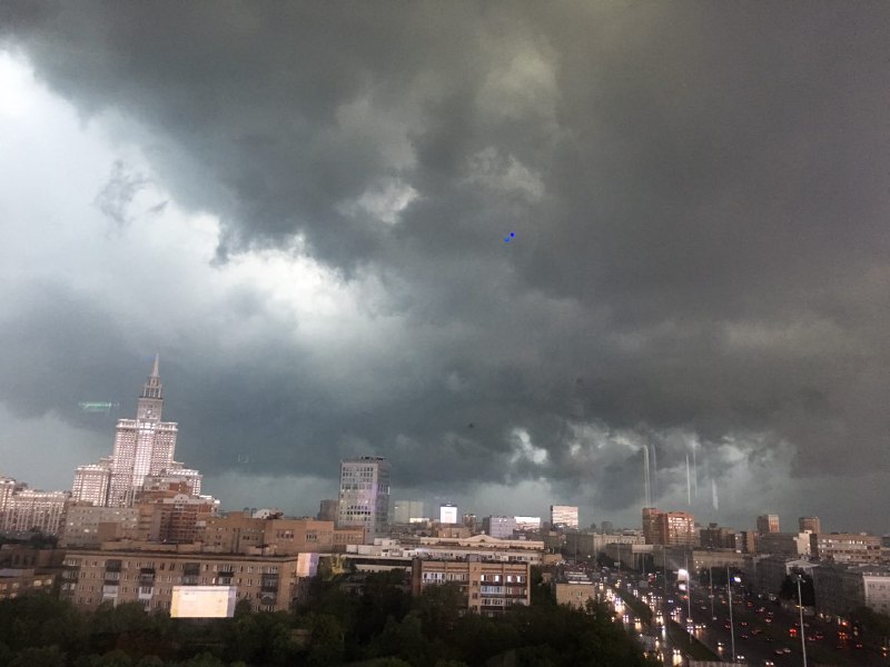 Будет ли сегодня дождь в москве. Дождь в Москве. Ливень в Москве сейчас. Сильный дождь в Москве. Гроза в Москве вчера.