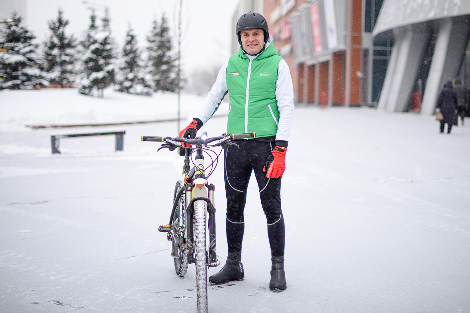Зима какие велосипеды. Зимняя экипировка велосипедиста. Зимний велосипед. Велосипед для зимы. Зимняя одежда для велосипедиста.