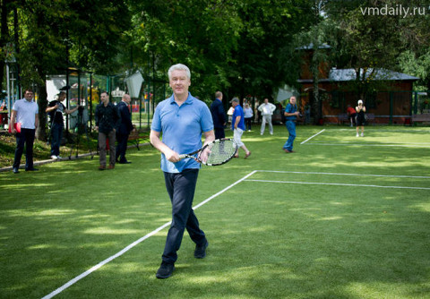 Сергей Собянин на теннисном корте в Измайловском парке в 2013 году