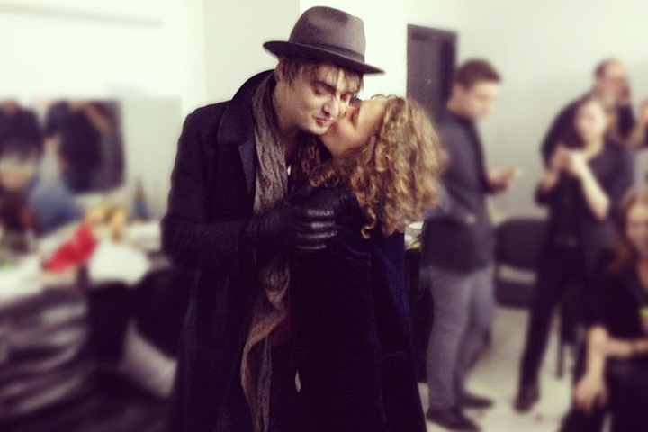 Маша Разумовская целует Пита Доэрти в гримерке одного из московских клубов