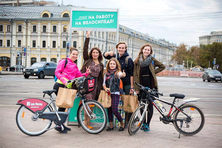 Владимир Кумов и участники акции «На работу на велосипеде»