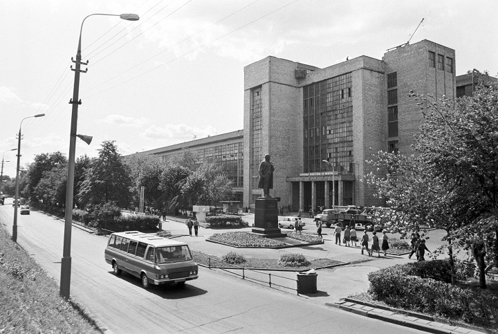 Главная внутризаводская магистраль – будущий бульвар. 1982 г.