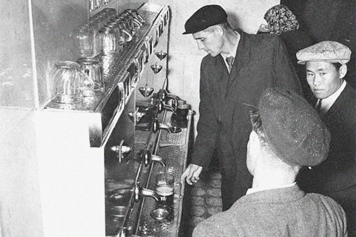 Автоматическая торговля появилась в СССР задолго до «Ладьи». Впервые эту идею из Америки привез Микоян в конце 1930-х годов, а Хрущев распространил повсеместно