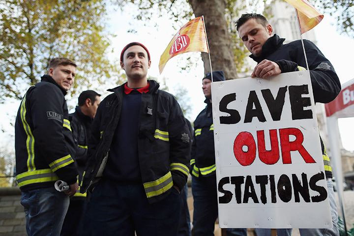 Британские пожарные бастуют особенно изощренно: самый известный случай — стачка во время Ночи Гая Фокса 5 ноября. В эту ночь по всей стране жгут костры, и работы пожарным хоть отбавляй. Протестуют обычно из-за смены условий труда, например, удлинения дневной смены