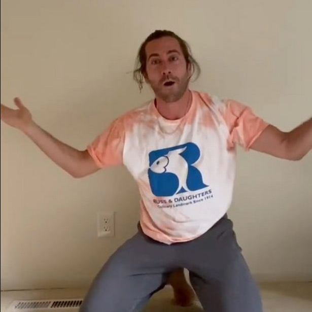 Том Холланд придумал развлечение для самоизоляции — встать на руки и надеть футболку