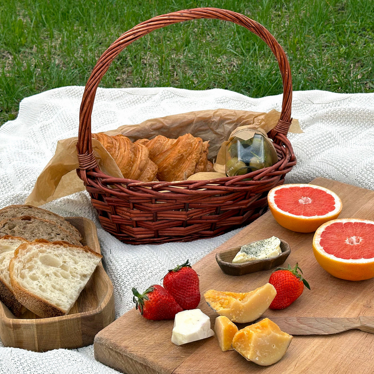 На пикник за минуту: 12 готовых наборов для завтрака или ужина на природе