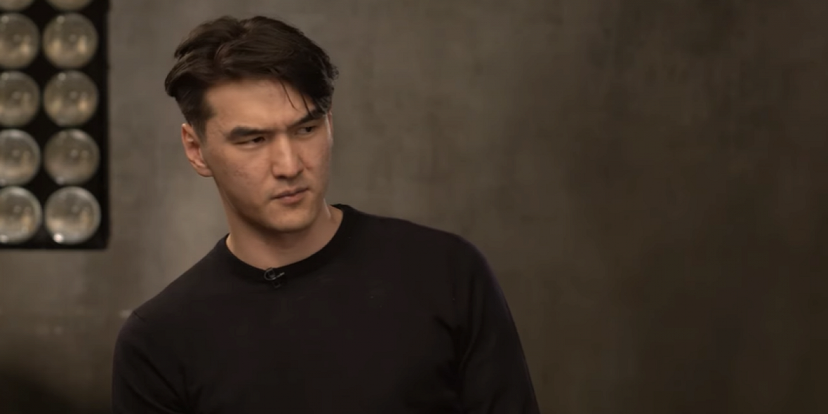 Дудь у сабурова. Нурлан сабуров дудь. Прическа нурлана сабурова у дудя. Нурлан сабуров дудь. Дудь у сабурова.