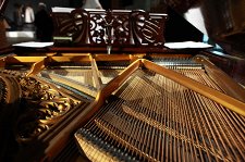 Покинутый дом: кунсткамера московских роялей – афиша