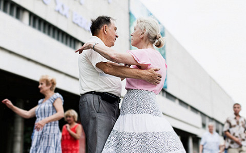 «Люблю «Сударушку», фигурные вальсы, падеграс»: как танцуют пенсионеры