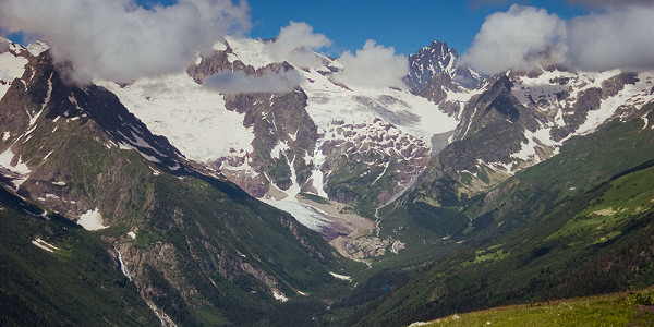 Летний Домбай: снежные пики, альпийские луга, ледяные озера и горячие источники