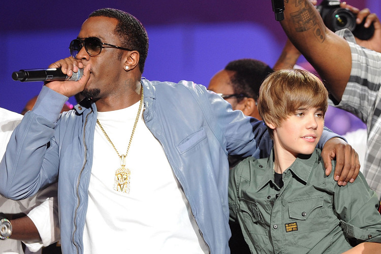 Мен əжетханада əріптесімді кездестіріп, онымен жыныстық қатынасқа түстім.