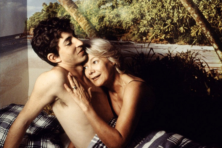 Порно әйел күйеуін ғашығының мүшесін сорғызуға итермелейді