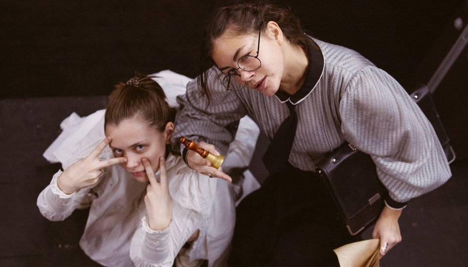 По-Чехову. Три сестры