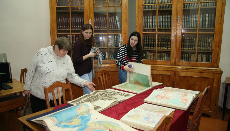 Выставки: Карты земли в эту книжку собрали: географические атласы из собрания НГОУНБ Выставки: Карты земли в эту книжку собрали: географические атласы из собрания НГОУНБ