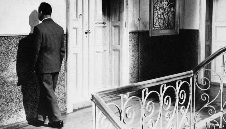 Кино: «Человек проходит сквозь стену» Кино: «Человек проходит сквозь стену»