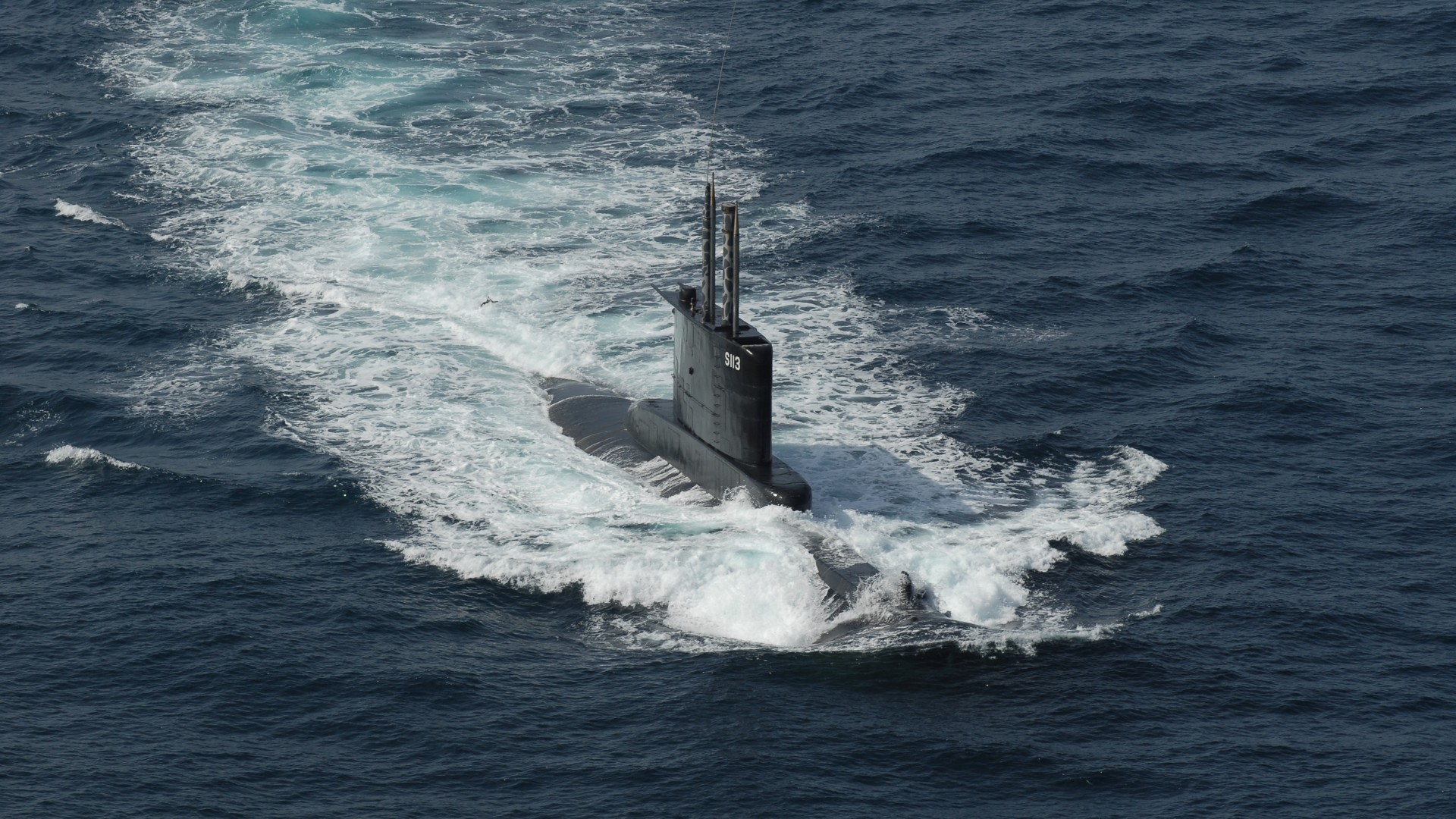 Ships_Submarine_at_sea_079888_.jpg