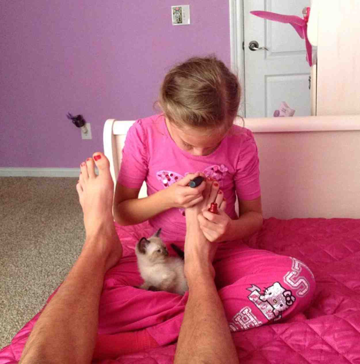 Отец полизал. Красить ногти. Папа. Маленькая девочка красит ногти на ногах. Облизывание ног дети.