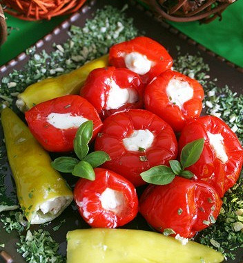 Рецепт Разноцветные перцы, фаршированные нежной сырно-чесночной начинкой