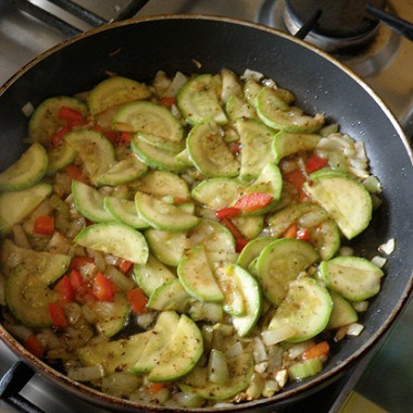 Рецепт Теплый овощной салат с чесноком и специями