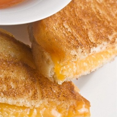 Рецепт Поджаренный сэндвич с сыром и острым соусом из перца чили