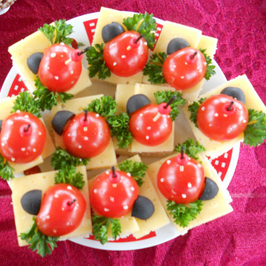Рецепт Сырное канапе с помидорами и оливками