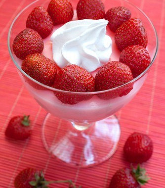 Рецепт Клубничный крем со свежими ягодами