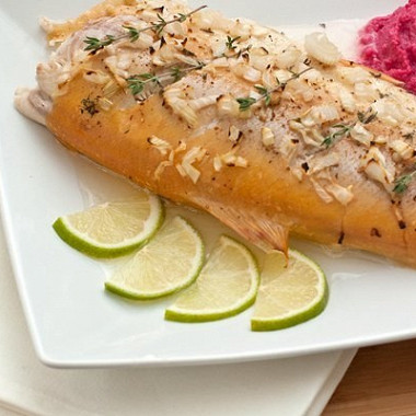 Рецепт Янтарная форель, запеченная с луком