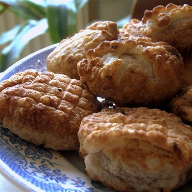Рецепт Слоеные пирожки с орехами и фасолью