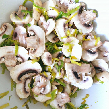 Рецепт Жюльен с пореем и грибами в соусе бешамель
