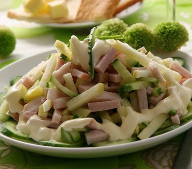 Рецепт Летний салат с ветчиной и яблоками