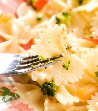 Рецепт Детский салат с пастой, брокколи, кукурузой и луком-пореем