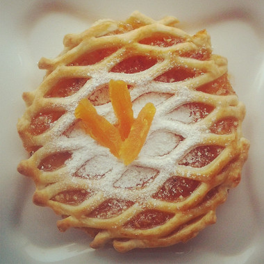 Рецепт Пирог из слоеного теста с абрикосовым джемом, курагой и миндалем