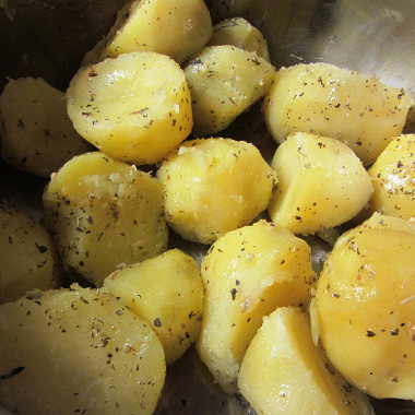 Рецепт Вареный молодой картофель с петрушкой и оливковым маслом