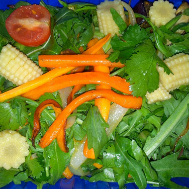 Рецепт Салат из рукколы, шпината, моркови и кукурузой.
