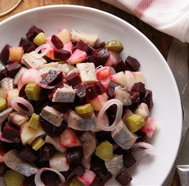 Рецепт Салат из сельди с овощами и яблоком