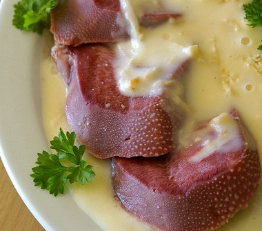 Рецепт Язык под белым соусом с изюмом