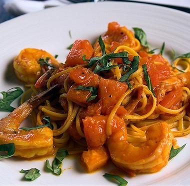 Рецепт Паста с креветками, сливочно-томатным соусом и вермутом