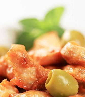 Рецепт Салат с мясом со свинных ножек, оливками и чесноком