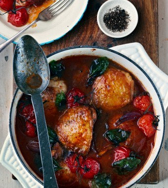 Рецепт Тушеная курица в ароматном томатном соусе (Pastitsatha)