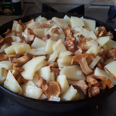 Рецепт Жареный картофель с лисичками и чесноком