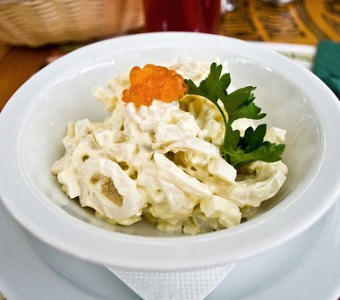 Рецепт Салат из кальмаров с сыром и грецкими орехами