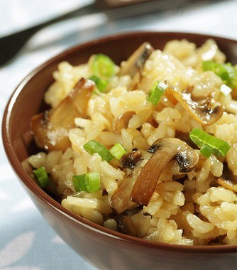 Рецепт Рис с лесными грибами и зеленым луком