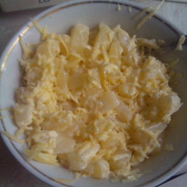 Рецепт Салат с сыром и ананасами