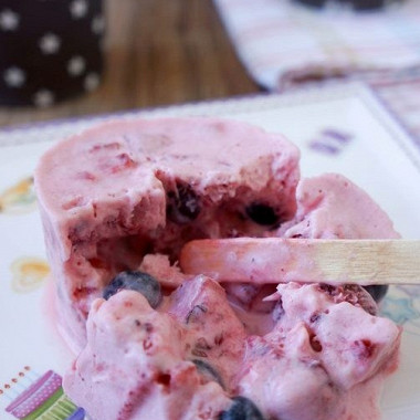 Рецепт Замороженный десерт с натуральным йогуртом и ягодами