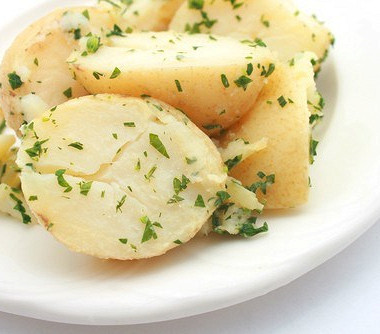 Рецепт Летний салат из молодого картофеля, листьев кервеля и эстрагона