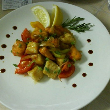 Рецепт Филе жареного лосося и судака с овощами под пикантным соусом