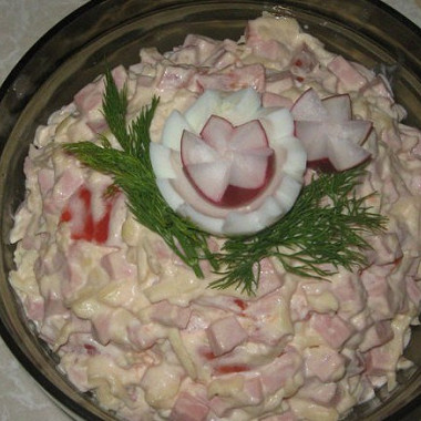 Рецепт Салат с колбасой и сыром
